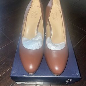 Naturalizer Leather Brown platform pumps.